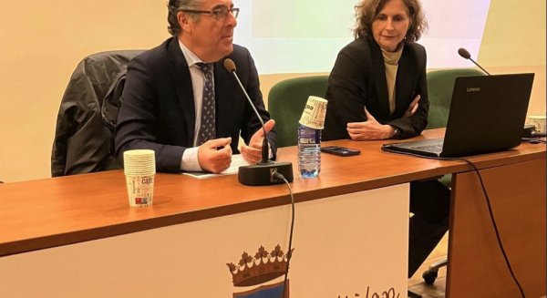 Sesión de trabajo del Delegado y responsables de Educación en Vélez-Málaga con centros y ayuntamientos de la Axarquía