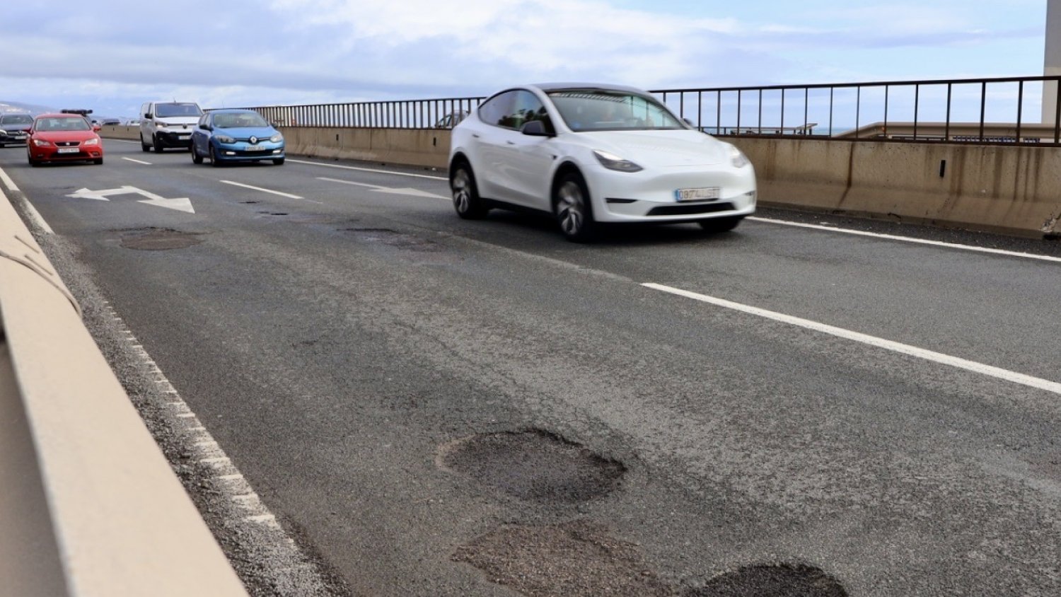 La alcaldesa de Mijas, Ana Mata alerta del 'peligro' por los socavones en la A-7 a su paso por el municipio