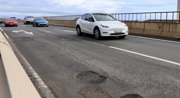 La alcaldesa de Mijas, Ana Mata alerta del 'peligro' por los socavones en la A-7 a su paso por el municipio
