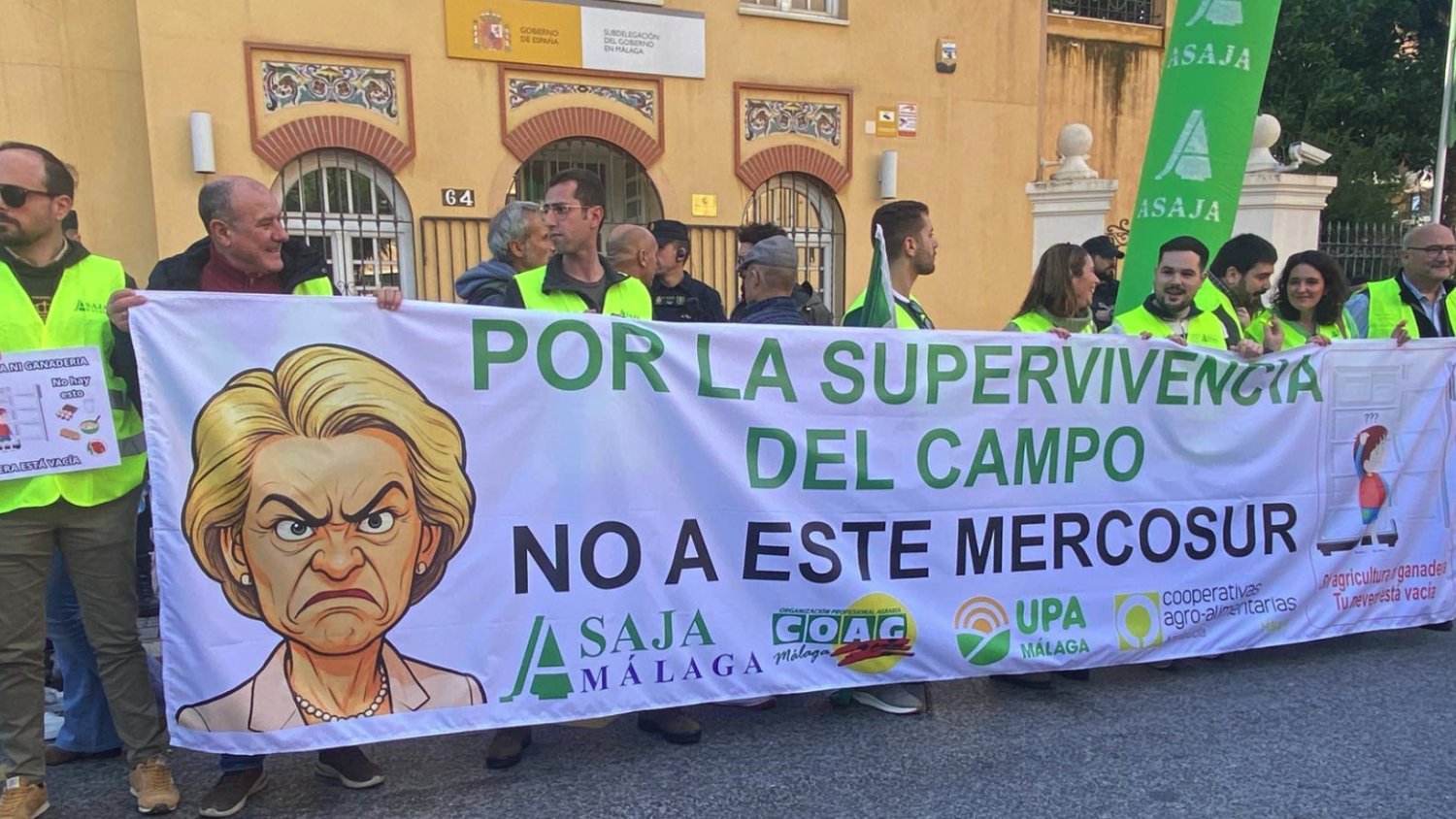 Varias asociaciones protestan a las puertas de la Subdelegación del Gobierno en Málaga por el acuerdo UE-Mercosur
