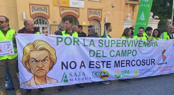 Varias asociaciones protestan a las puertas de la Subdelegación del Gobierno en Málaga por el acuerdo UE-Mercosur