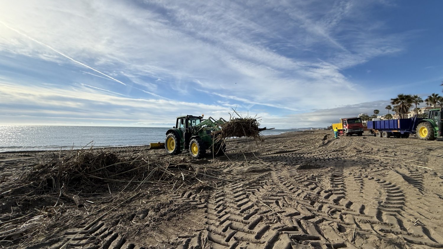 El Ayuntamiento de Estepona intensifica la limpieza del litoral tras las intensas lluvias