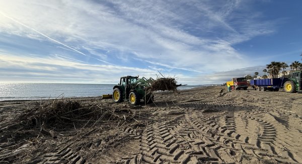 El Ayuntamiento de Estepona intensifica la limpieza del litoral tras las intensas lluvias