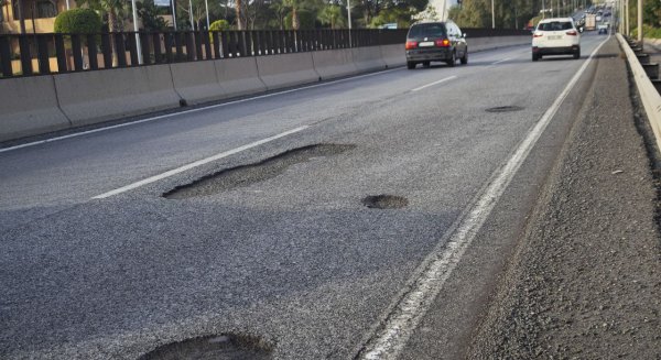 Estepona exige al Gobierno la reparación urgente de la A-7 tras detectar numerosos baches y socavones 