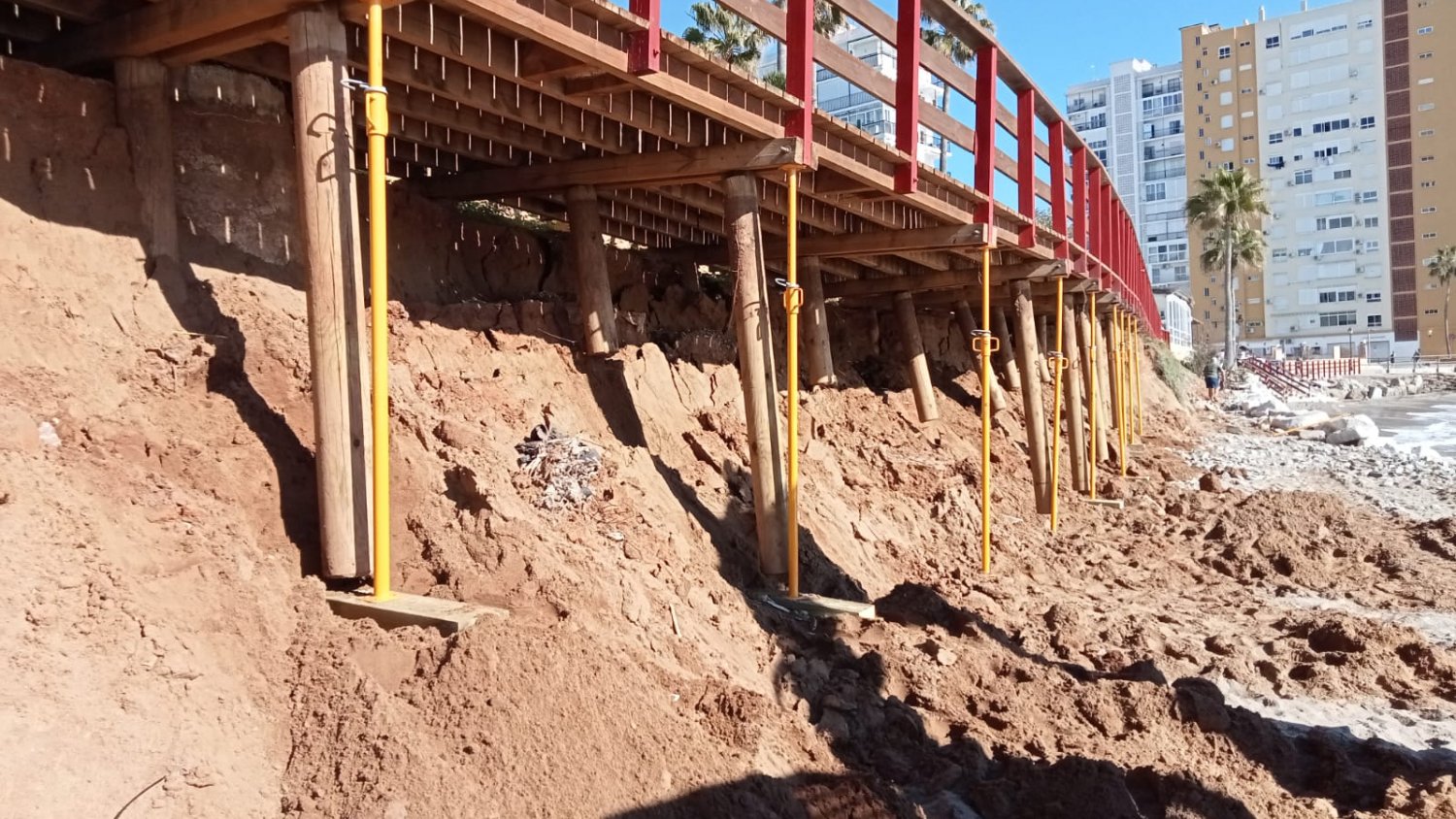 Mijas proyecta una reparación integral de la pasarela de El Capricho para reforzar su base frente al oleaje