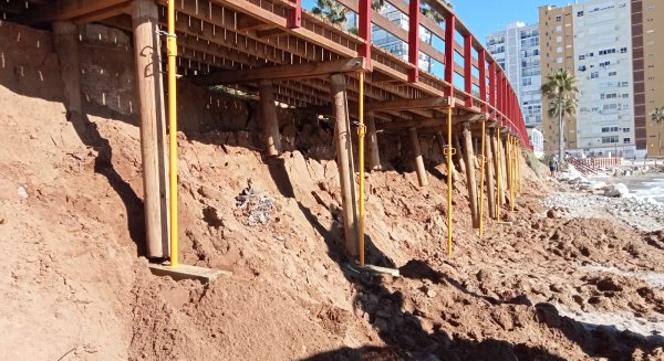 Mijas proyecta una reparación integral de la pasarela de El Capricho para reforzar su base frente al oleaje