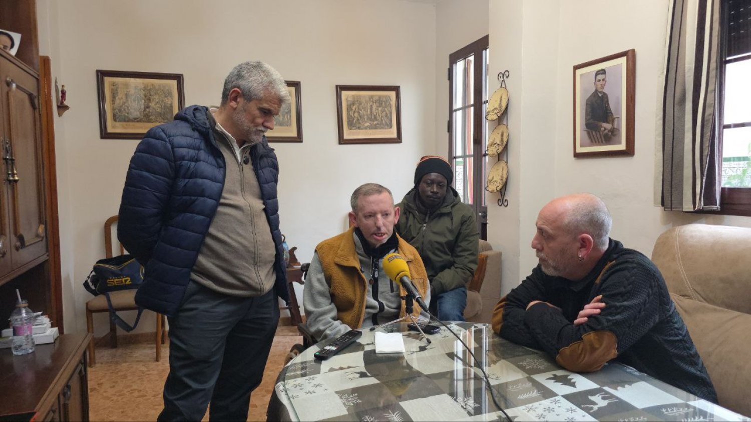 El candidato de Por Andalucía por Málaga, Ernesto Alba denuncia el intento de desahucio de un vecino de Alameda