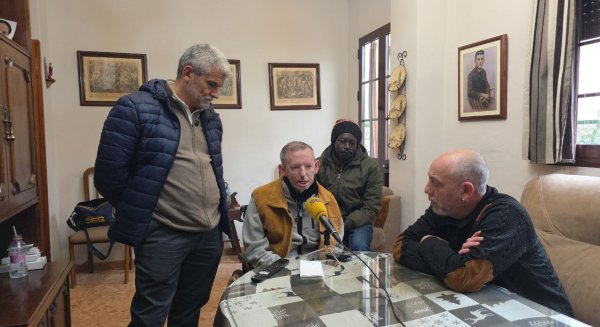 El candidato de Por Andalucía por Málaga, Ernesto Alba denuncia el intento de desahucio de un vecino de Alameda