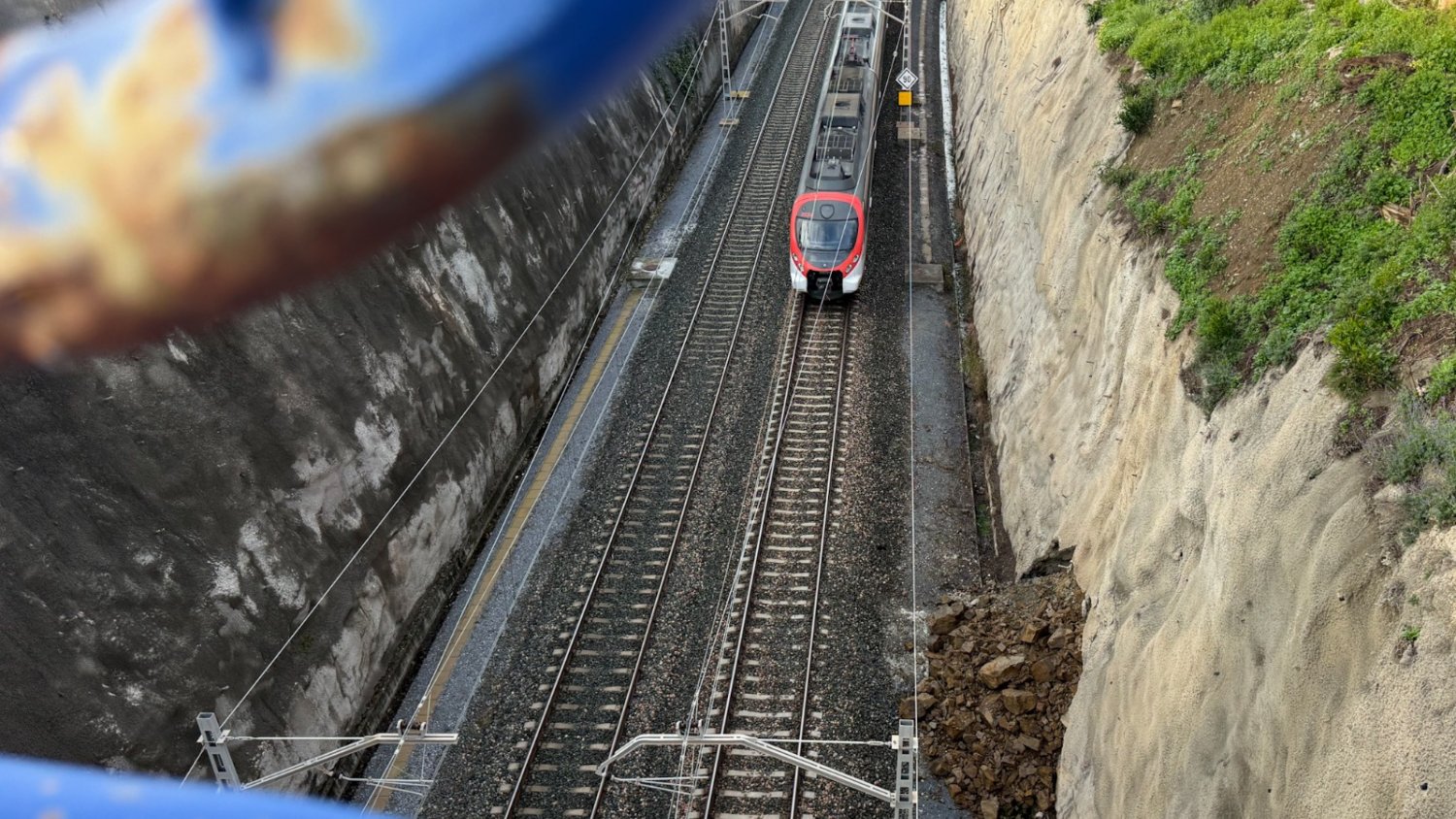 VOX denuncia el 'abandono' del Cercanías en Benalmádena y advierte del riesgo de accidentes por muros en mal estado