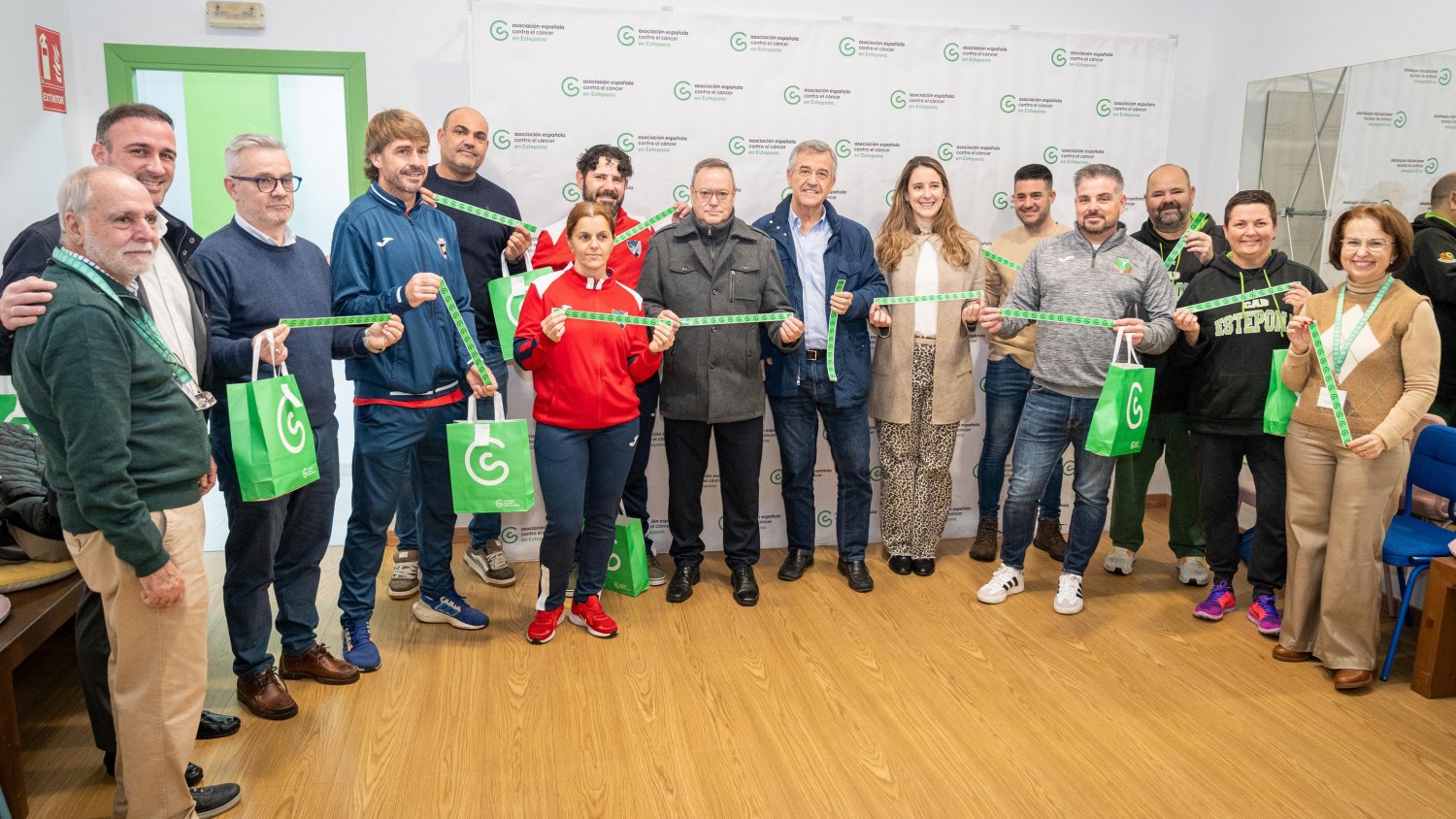 El alcalde de Estepona asiste a la presentación de la iniciativa ‘Brazaletes de Esperanza’ de la Asociación Española Contra el Cáncer 