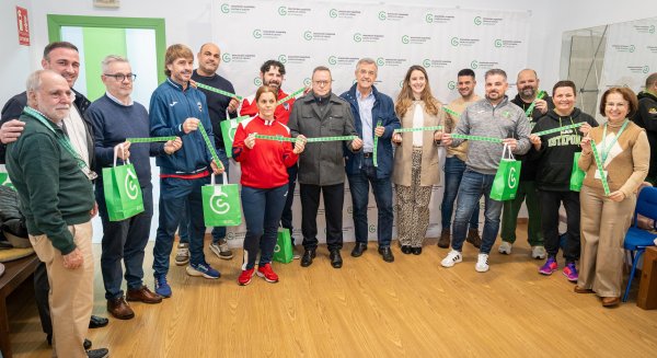 El alcalde de Estepona asiste a la presentación de la iniciativa ‘Brazaletes de Esperanza’ de la Asociación Española Contra el Cáncer 