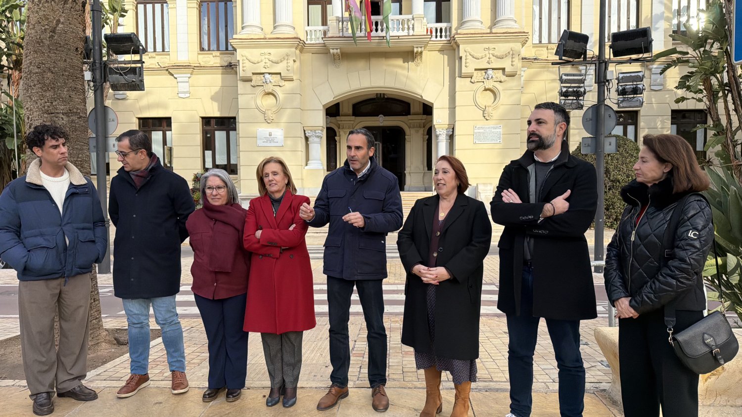 El PSOE tacha de puesta en escena absurda la foto de Juanma Moreno con la primera piedra del Tercer Hospital