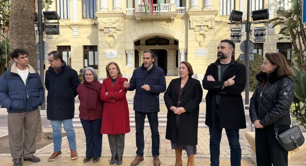 El PSOE tacha de puesta en escena absurda la foto de Juanma Moreno con la primera piedra del Tercer Hospital
