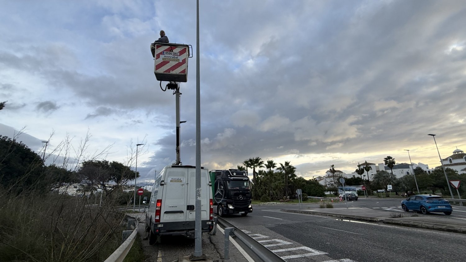 El Ayuntamiento de Estepona refuerza la seguridad y la iluminación en la rotonda de Arroyo Vaquero