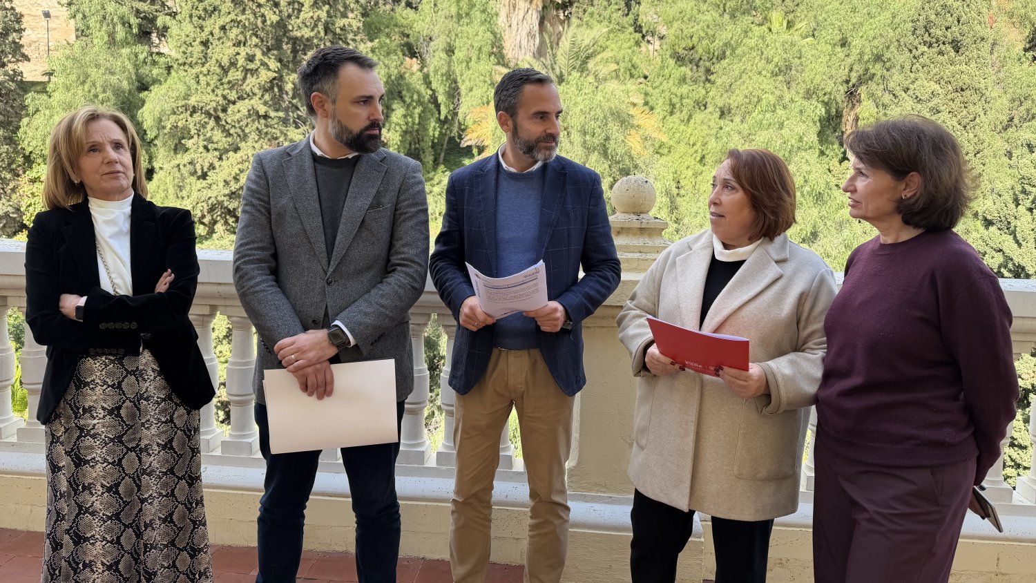 El PSOE pide la paralización inmediata y cautelar de la instalación de las dos grandes estatuas del artista ceutí Ginés