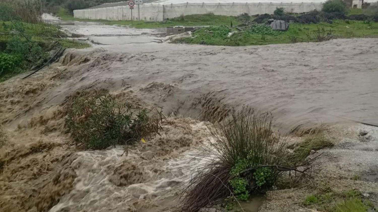 Torrox corta accesos a ríos y caminos por crecidas y desprendimientos causados por el temporal