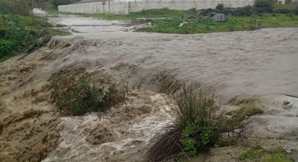 Torrox corta accesos a ríos y caminos por crecidas y desprendimientos causados por el temporal