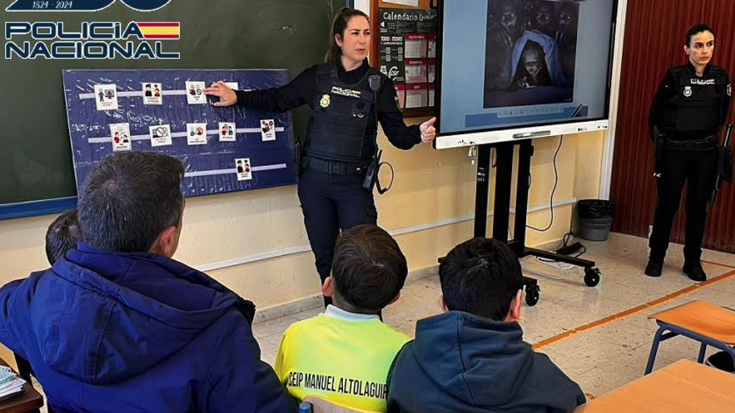 La Policía Nacional de Málaga introduce un innovador método inclusivo en sus charlas en los colegios 