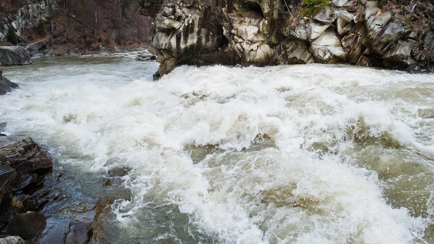 Continúa la búsqueda de la mujer desaparecida en Sayalonga tras ser arrastrada por el río Turvilla