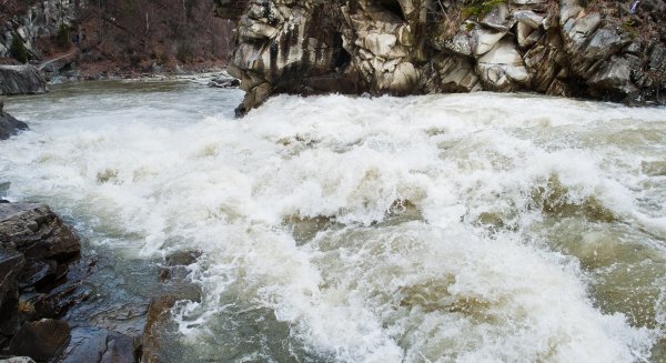 Continúa la búsqueda de la mujer desaparecida en Sayalonga tras ser arrastrada por el río Turvilla
