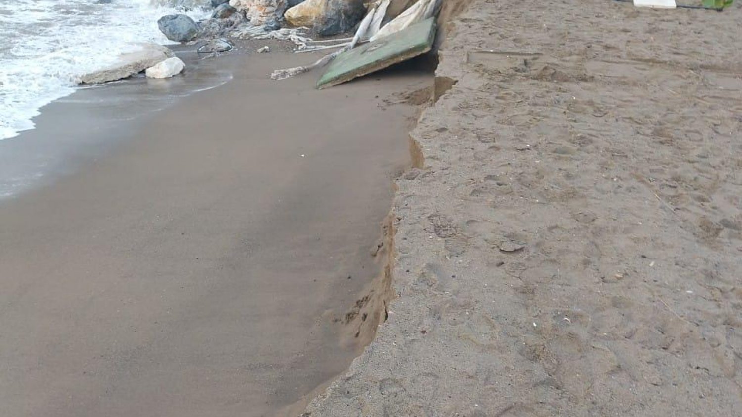 Policía, Bomberos y Litosa trabajan sin descanso en Torremolinos para paliar los efectos del temporal