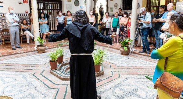 Los colegiados de enfermería disfrutan de rutas teatralizadas por el casco antiguo de Málaga
