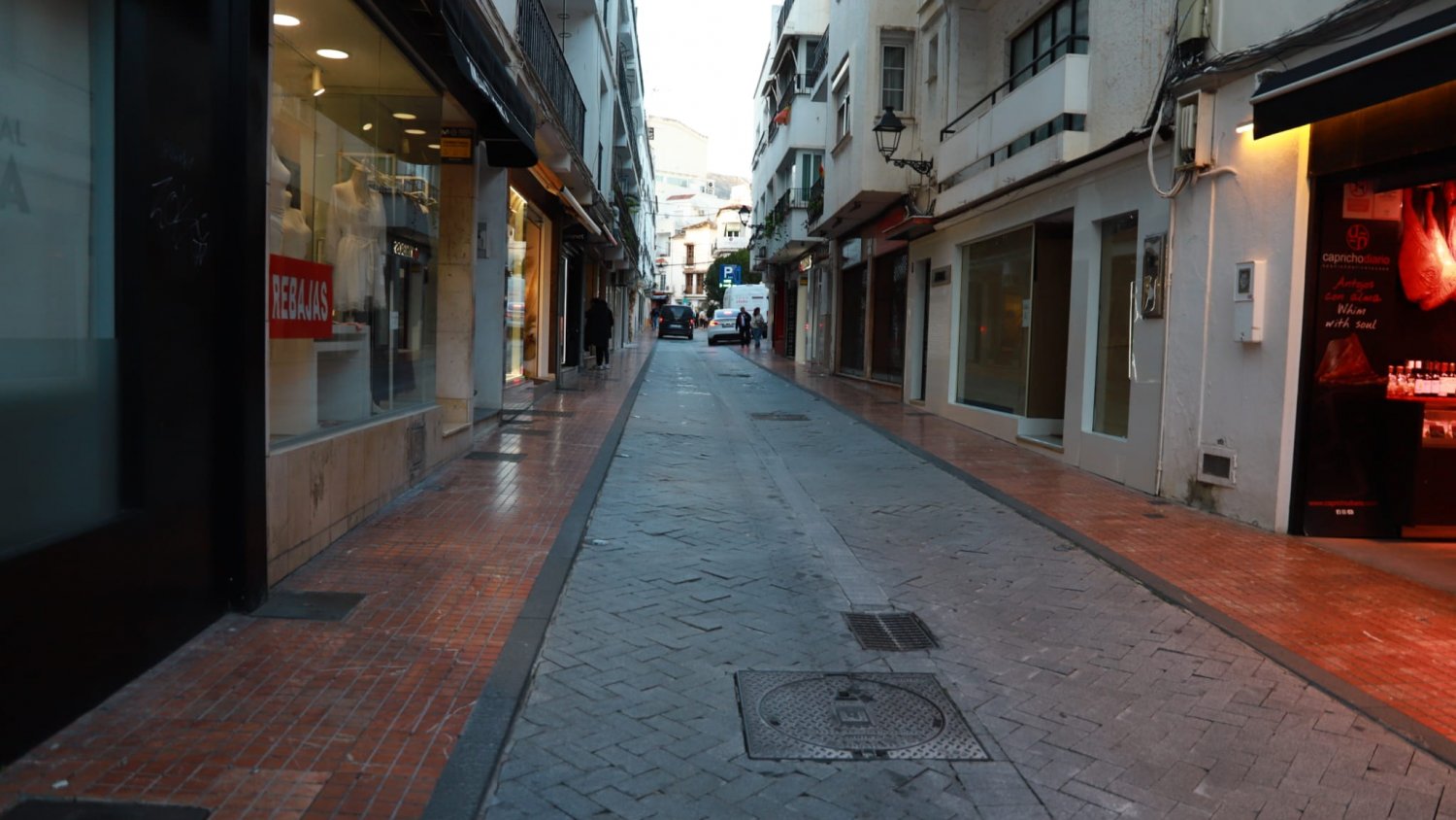 Marbella renueva el pavimento de las calles Huerta Chica y Castillejos para que estén listas antes de Semana Santa