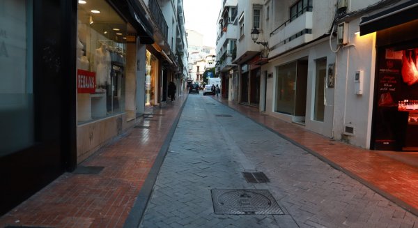 Marbella renueva el pavimento de las calles Huerta Chica y Castillejos para que estén listas antes de Semana Santa