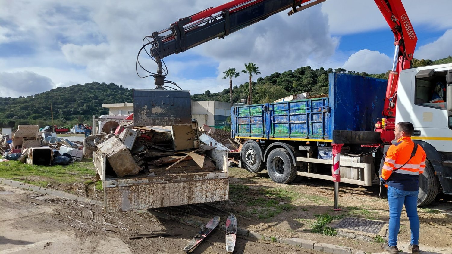 Mancomunidad y Urbaser colaboran en Casares en las labores de limpieza y retirada de enseres de las zonas anegadas