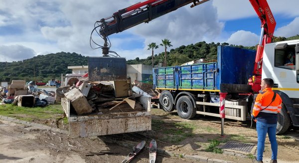 Mancomunidad y Urbaser colaboran en Casares en las labores de limpieza y retirada de enseres de las zonas anegadas