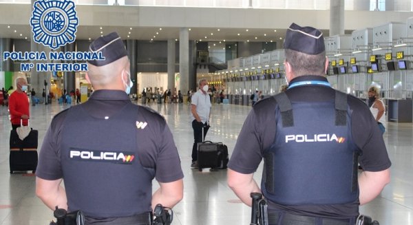 Detenidas dos personas con documentación falsa cuando trataban de embarcar en un vuelo con destino Londres