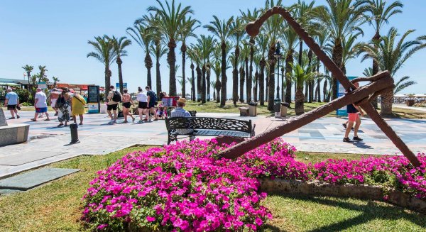 Torremolinos licita un nuevo punto de información digital en La Carihuela para atender al turista 24 horas