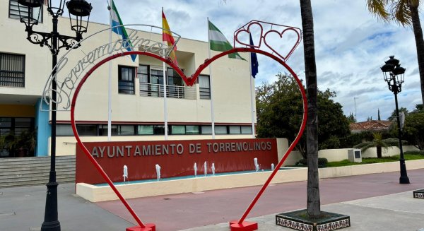 Torremolinos se llena de corazones y luces para celebrar San Valentín e impulsar el comercio 