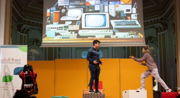 El Proyecto Edufinet lleva la educación financiera a los colegios de Málaga a través de la obra '¡Alerta, emoji peligro!'
