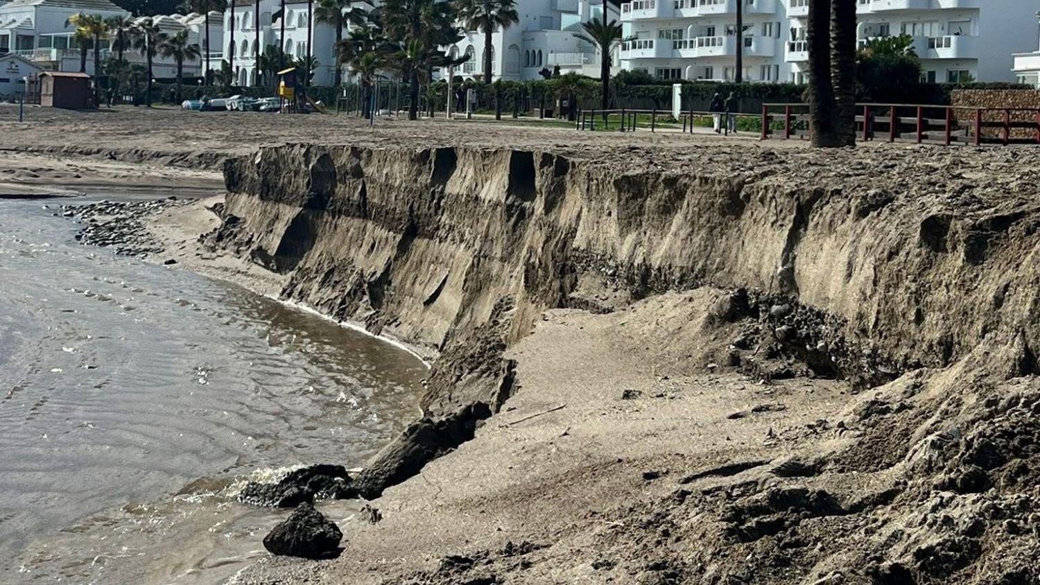 Ana Mata exige al Gobierno un aporte urgente de arena para las playas de Mijas ante la cercanía de la Semana Santa