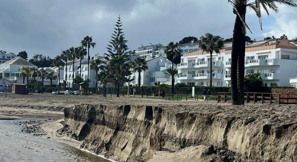 Ana Mata exige al Gobierno un aporte urgente de arena para las playas de Mijas ante la cercanía de la Semana Santa