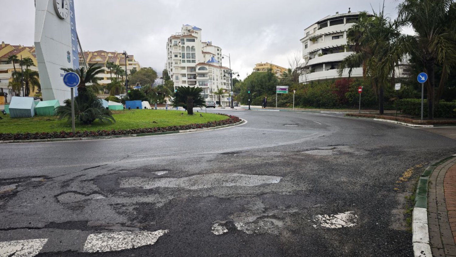 Estepona activa un plan de urgencia para reparar los socavones causados por el temporal