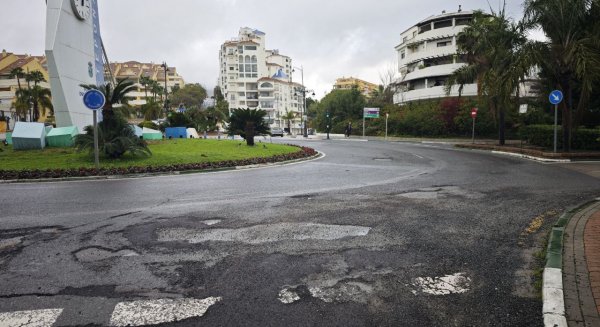 Estepona activa un plan de urgencia para reparar los socavones causados por el temporal