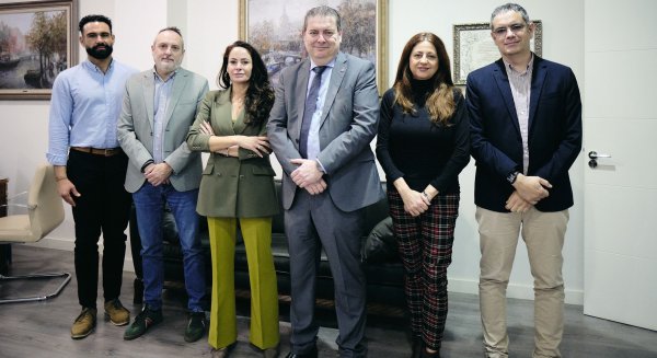 El Ayuntamiento y CafMálaga promoverán la instalación de paneles solares con asesoramiento gratuito