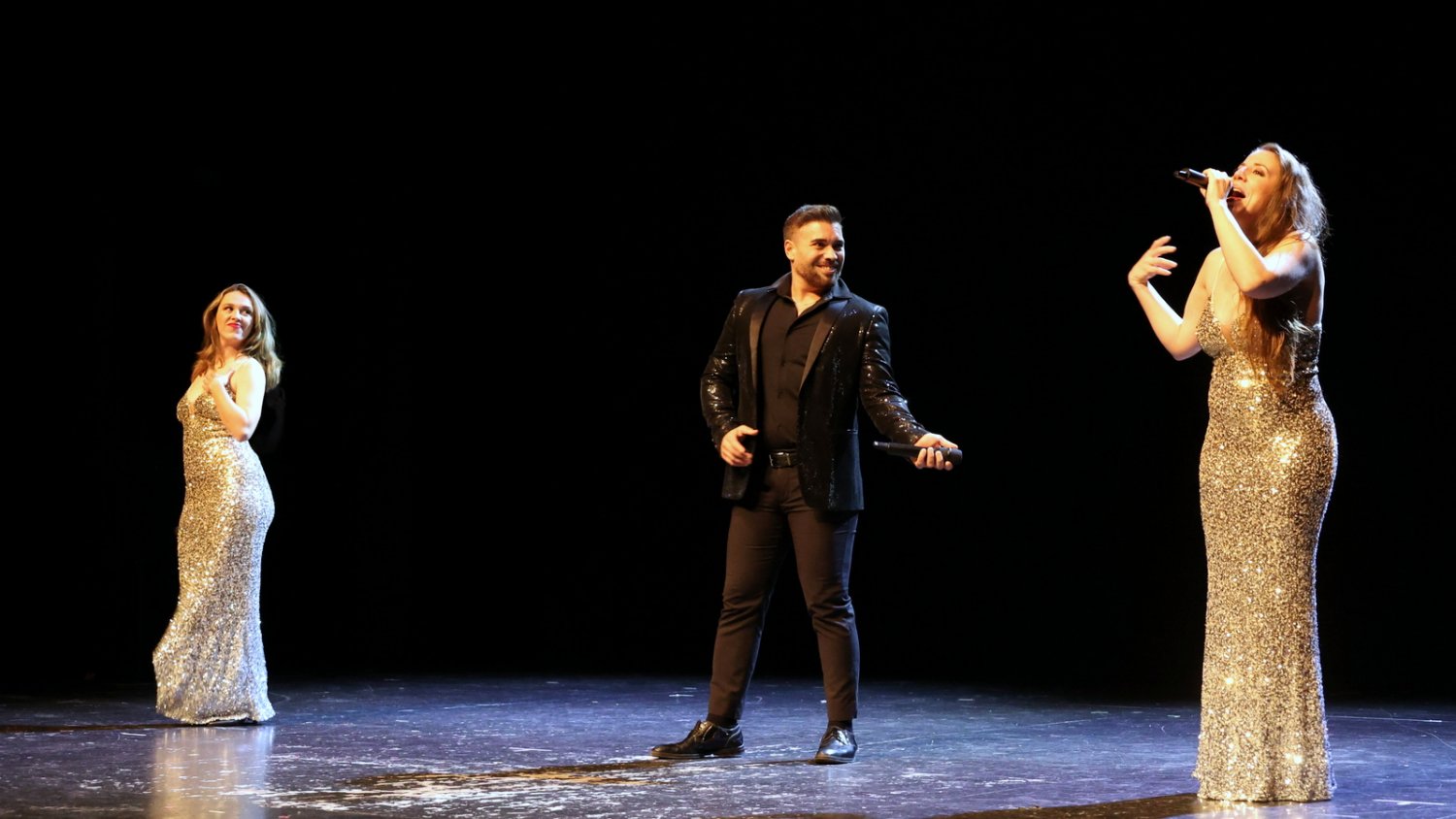 Más de 400 mayores celebran San Valentín en Torrox dentro del plan municipal contra la soledad