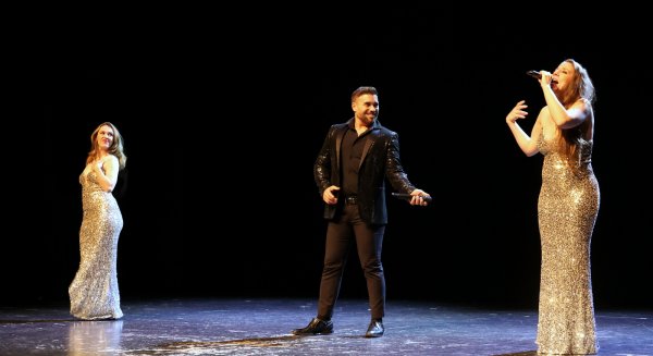 Más de 400 mayores celebran San Valentín en Torrox dentro del plan municipal contra la soledad