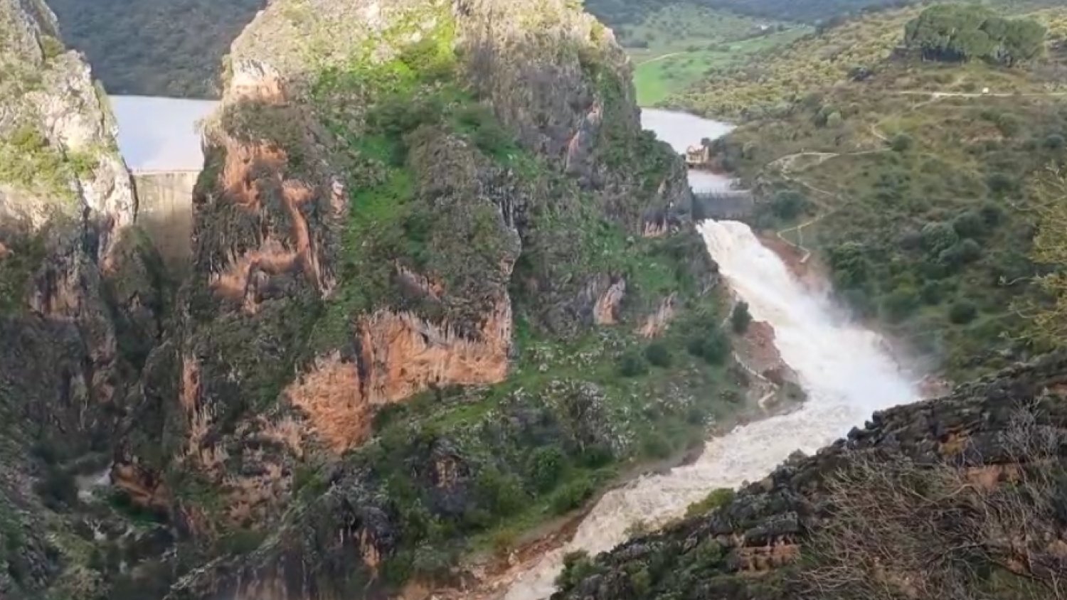 La presa de Montejaque comienza a desembalsar agua tras entrar en carga su sistema de aliviaderos