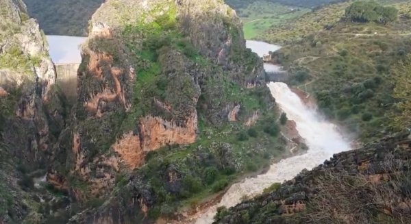 La presa de Montejaque comienza a desembalsar agua tras entrar en carga su sistema de aliviaderos