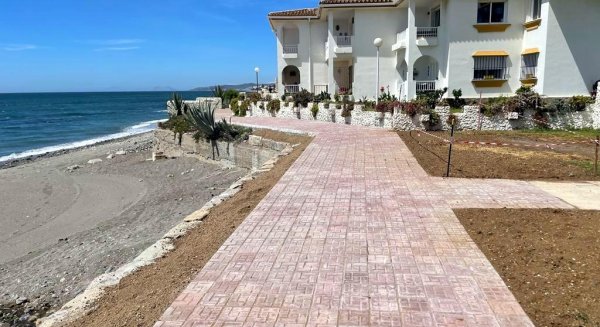 Estepona concluye la reparación del tramo de paseo marítimo de Arena Beach tras los daños por el temporal