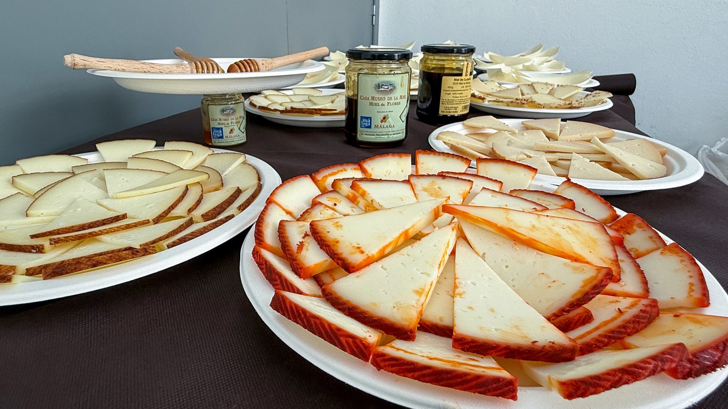 Colmenar reúne a un centenar de personas en la IV Jornada de la miel de Málaga y el queso de cabra