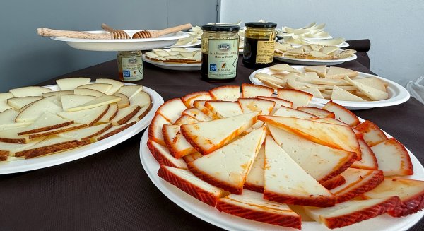 Colmenar reúne a un centenar de personas en la IV Jornada de la miel de Málaga y el queso de cabra