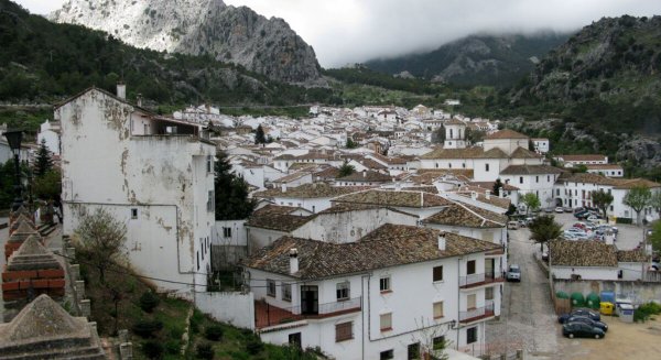 Sanz autoriza la vuelta paulatina a sus hogares de 1.300 familias de Grazalema 