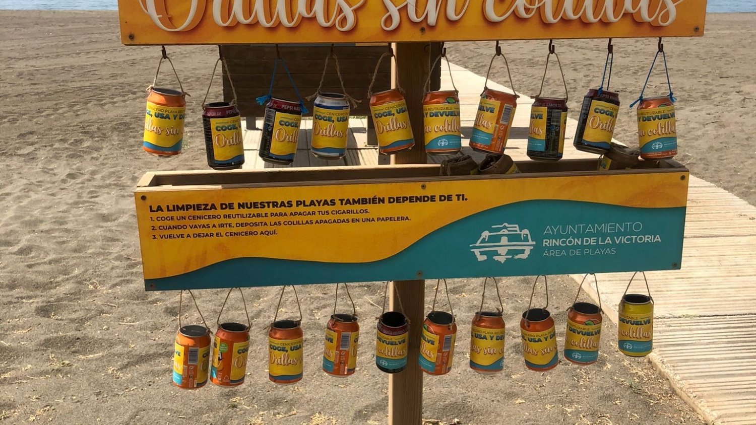 Rincón de la Victoria recuerda las consecuencias de arrojar colillas en las playas y coloca latas recicladas para evitarlo
