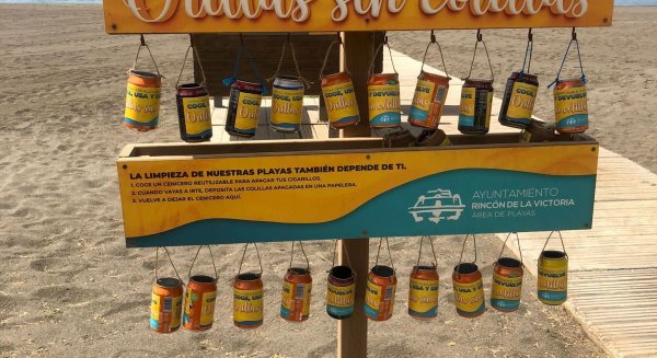 Rincón de la Victoria recuerda las consecuencias de arrojar colillas en las playas y coloca latas recicladas para evitarlo