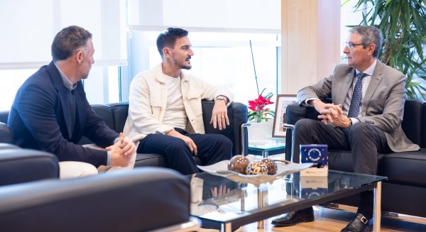 Francisco Salado recibe a Damián Quintero tras su retirada oficial del kárate de competición